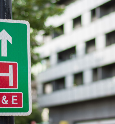 A roadsign pointing to a hospital