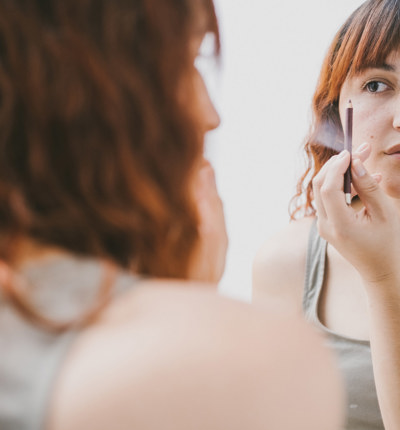 women doing makeup